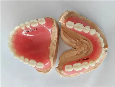 Gigitiruan Akrilik Lengkap Gigi Dengan Pencetakan Nama